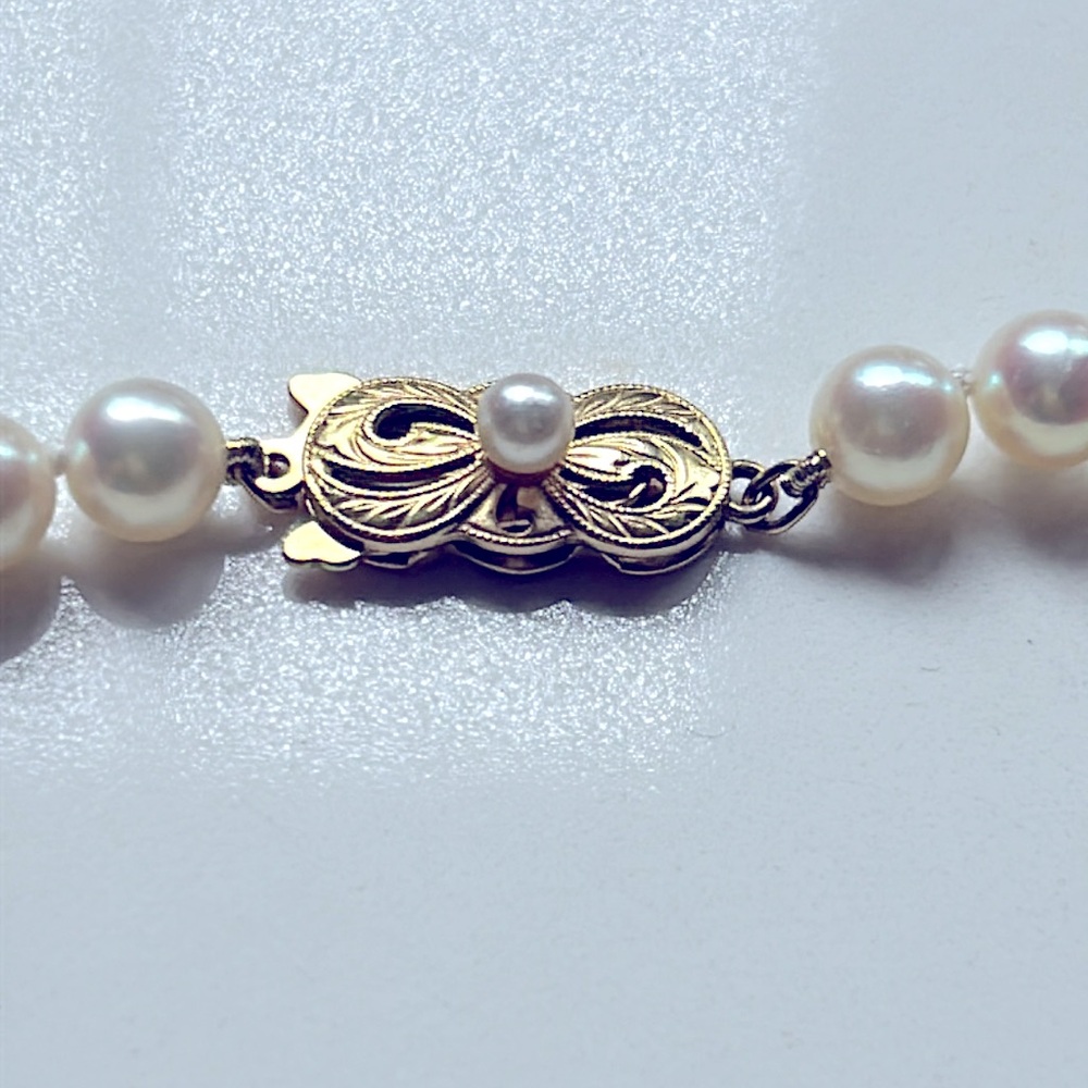 Mikimoto 18k gold pearl necklace. Length 19”. Pearls 6-6.3 mm - Picture 2 of 7
